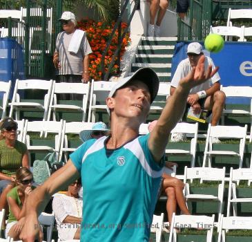 Cara Black serving at the 2007 Acura Classic.