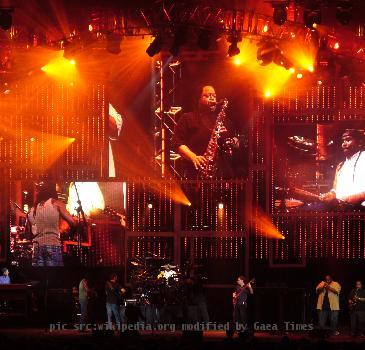 This picture was taken during the 2006 Summer Tour during "Last Stop" in Scranton, PA.