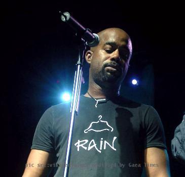 Yokota Air Base, Japan -- Darius Rucker, lead singer of Hootie and the Blowfish, listens to Staff Sgt. Tami Bonne sing "Amazing Grace" during an Operation Pacific Greetings tour concert here May 19. Sergeant Bonne is a vocalis