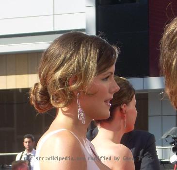 Actress Kathleen Robertson at 2008 Emmy Awards.