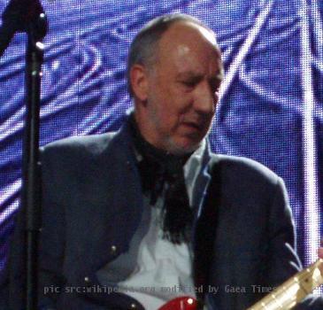 Pete Townshend and his red Fender strat (2007), This photo was taken by Ian MacIsaac March 9th, 2007 at the Who concert at the Verizon Center in Washington, D.C., USA