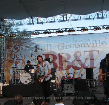 Alt rock band wNeedtobreathe performing on October 12, 2008 in South Carolina.