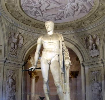 Statua di epoca romana di Pompeo Magno. Si trova a Villa Arconati di Castellazzo di Bollate (MI). Fu fatta portare da Roma nel 1627 da Galeazzo Arconati.