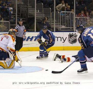 Peter Bondra of Atlanta Thrashers prepares to shoot