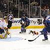 Peter Bondra of Atlanta Thrashers prepares to shoot