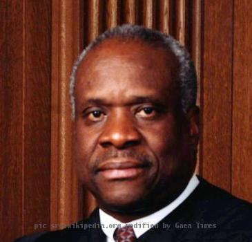 Official portrait of Supreme Court Justice Clarence Thomas.