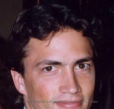 Photo of actor Andrew Shue at the 45th Emmy Awards.