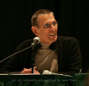 Leonard Nimoy speaking at his panel at Emerald City Comicon March 13, 2010