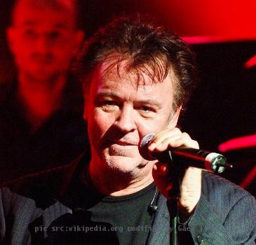 Paul Young performing in Kiel, October 2009