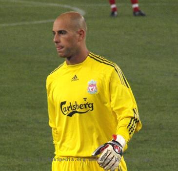 Pepe Reina en el partido de presentación del Estadio de Cornella-El Prat disputado ante el RCD Español de Barcelona.