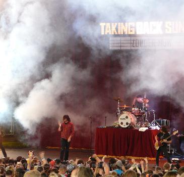 wTaking Back Sunday performing on the wProjekt Revolution