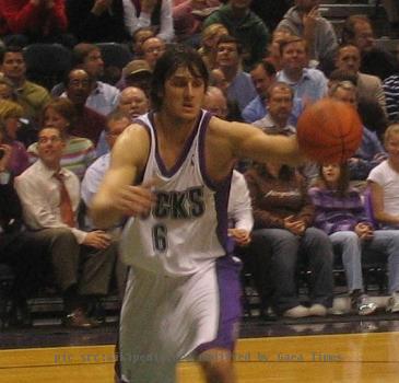 wAndrew Bogut going for a rebound.