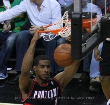 wLaMarcus Aldridge playing with the wPortland Trail Blazers