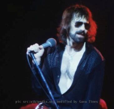 Peter Wolf performing in concert