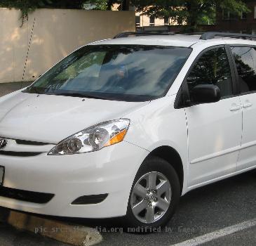 2007-2009 Toyota Sienna photographed in Washington, D.C.