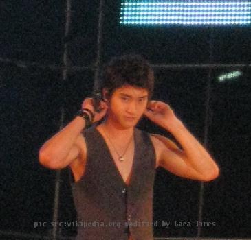 Choi Siwon perform at SMTOWN Live in Bangkok