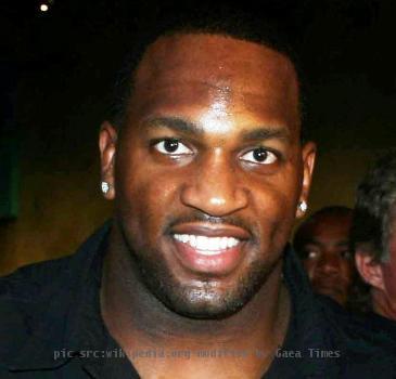 Kirk Morrison, linebacker with the Oakland Raiders, with Staff Sgt. James Everett and his wife Sgt. Dana Everett (not pictured), both of ARMEDCOM, during the 23rd Annual Leigh Steinberg Super Bowl Party held on January 3