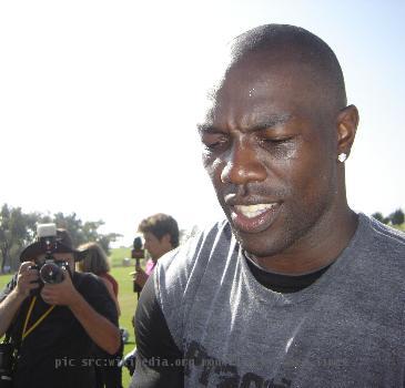 Terrell Owens autographing for fans at training camp in Oxnard, CA