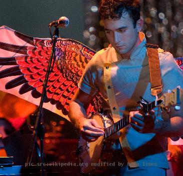 wSufjan Stevens performing at the wPabst Theater in wMilwaukee, WI. Photo taken from shifting pixel, photographer wUserJlencion