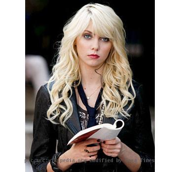 Screenshot of Taylor Momsen portraying Jenny Humphrey in the series Gossip Girl season 3 episode "Dan de Fleurette".