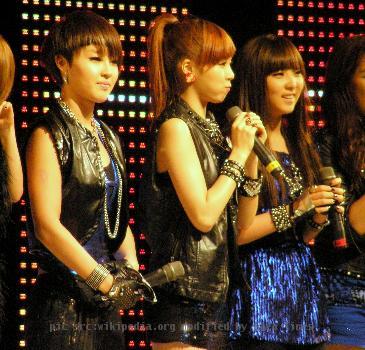 4minute performing at Dongguk University festival in Fall 2009.