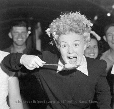 Betty Hutton visits chow halls with sailors and Marines in the Marshall Islands. Peering over the screen star