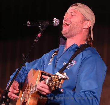 CAMP ARIFJAN, Kuwait – Country music star Darryl Worley performs on camp Thursday in front of more than 2,000 elated servicemembers during the USO Sergeant Major of the Army’s 2006 Hope and Freedom Tour. Worley is tou