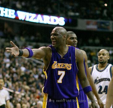 wLamar Odom playing with the wLos Angeles Lakers