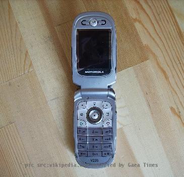 File:Motorola V235