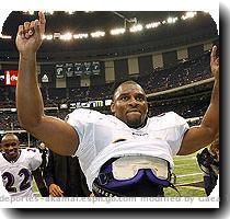 comida durante una hora  Pero Thomas se gana el cari�o de todos aquellos en la fila por su calidez  su cortes�a y su poderosa risa que deja escapar cuando una anciana lo llama Ray Lewis