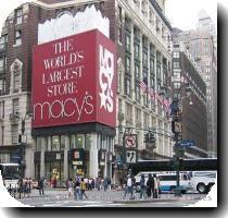 I New York f�r man ju inte missa de stora varuhusen  Macy s  Barney s och Bergdorf Goodman  vi har bes�kt n�gra av dem och de �r alla stora  ganska r�riga men har verkligen allt och lite