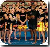 ?�y  v� c�ng ngo?n m?c  Th�m v�o ?� C? V�NG bay ph?t ph?i trong ph�ng ??u  Ch�nh Cung L�  v� ??ng ??i  c?ng m?c short v?i m�u c? VNCH  T�m m�i t�i ch? th?y r?t �t ws Vi?t n�i v? ng??i v� s? ?ang l�m r?ng danh C? Ng??i Vi?t T? N?n CS  Sau n?y  trong l�c m� t�m tin t?c v? Cung