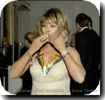 Tina Turner throws a kiss upon arriving at 2005 Kennedy Center Honors