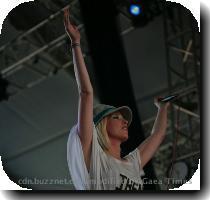 Buzznet   And it looks great  It s so natural Jules   I know  Plus  it helps that we also got some near gear from Apple too  Buzznet   I read that you guys did a meet and greet in Singapore at the Airport  How was that