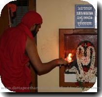 Ratha Saptami in Mysore Ashrama on 25th January 2007   Republic day in Mysore Ashrama   26th January 2007 Pujya Datta Vijayananda Teertha Swamiji performs Arati to the Surya Narayana  Sun God  idol in Mysore AshramaPrayer Hall on 25th January 2007  Aruna Homa  Surya Abhisheka were also