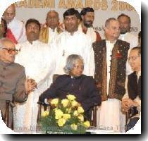 Awardees President Dr A P J  Abdul Kalam  Ram Niwas Mirdha  Chairman Sangeet Natak Akademi  and K N  Panikkar  Vice Chairman  Sangeet Natak Akademi with some of the Sangeet Natak