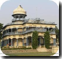 offer prayers and take a dip in the holy waters  It is believed that a holy dip taken at the Sangam washes away all sins  PRIME ATTRACTIONS Religious Places All Saint s Cathedral William Emerson designed the Cathedral church of All Saint s at Allahabad in 1870 s  but it was