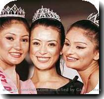 Winners of  Sananda Tilottama 2007  beauty contest   Karishma Pradhan  centre   first runner up Debjanee Chakrabarty  left  and second runner up Dimpy Ganguly  strike a