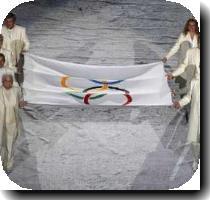 <p>Actor Donald Sutherland  first R  carries the Olympic flag with seven other citizens of Canada during the opening ceremony of the Vancouver 2010 Winter Olympics  February 12  2010  REUTERS David Gray < p>