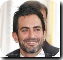 <p>US fashion designer Marc Jacobs poses with his medal after he was awarded with the Medal of Arts and Letters by French Culture Minister Frederic Mitterrand  unseen  during a ceremony held at the French culture ministry in Paris  Friday Jan  22  2010 < p>