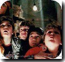 seu baldinho de pipoca e relembre com a gente aqueles filmes cl�ssicos que fizeram parte da inf�ncia de todos n�s  marmanjos com seus vinte e poucos anos   Rafa  Goonies   Rafa Barbosa Esse � sem d�vida alguma o filme que mais marcou a minha inf�ncia  Sabe aquela aventura que voc� sente uma vontade enorme de fazer parte  Ent�o  A primeira vez que assisti a esse filme