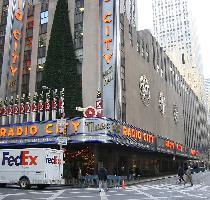 Bloku dom? mezi 50  a 51  ulic� dominuje Radio City Music Hall  kde se nach�z� nejv?t?� s�l pro divadeln�  filmov� a hudebn� produkce na sv?t?  Jeho celkov� kapacita je 6 200