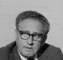 Henry Kissinger  No side will win the Battle of the Sexes  There s too much fraternizing with the enemy