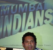 Durban  April 27  IANS  Herschelle Gibbs and skipper Adam Gilchrist struck hurricane knocks to carry Deccan Chargers to their fourth straight win in the second edition of the Indian Premier