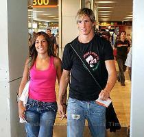 fiatalabb menyasszonya az id?pontot m�g nem t?zt�k ki  de biztosan kilenc h�napon bel�l lesz az esk�v?  mert a h�lgy v�rand�s  Igazi di�kszerelem az �v�k  Torres Madridban sz�letett �s n?tt f�l  de a nyarakat Gal�ci�ban  a tengerparti Estorde v�rosk�ban