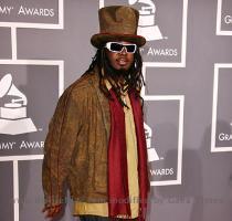 What the hell is MIA wearing    Katy Perry T Pain is ready for a new music video on the Grammy Awards red carpet