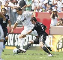 partido como medio centro defensivo  Albiol estuvo muy bien junto a Pepe  Arbeloa supo subir bien la banda y Cristiano Ronaldo y Kak� no estuvieron mal aunque pudieron hacer algo m�s  Tanto Robben como Higua�n salieron con muchas ganas para demostrarle a Pellegrini que pueden jugar como titulares en este Madrid gal�ctico   El argentino lo hizo de inicio y el holand�s