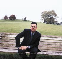 Jag har dock second thoughts efter att ha sett honom  Kolla frisyren  Det h�r f�r�ndrar i mina �gon allting  Varf�r har ingen sagt n�gonting