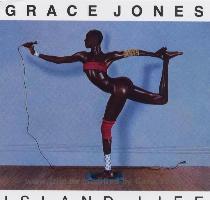 Binnenkort verschijnt het nieuwe album van het fenomeen Grace Jones  Alvast kan je kennismaken met het knappe verzamelalbum Island Life uit 1986  Op de cover van deze best off CD van Grace Jones staat een foto van Grace in een eigenlijk onmogelijke positie  Op het eerste zicht is er schijnbaar niets mis met het beeld  Grace staat in