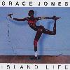 Binnenkort verschijnt het nieuwe album van het fenomeen Grace Jones  Alvast kan je kennismaken met het knappe verzamelalbum Island Life uit 1986  Op de cover van deze best off CD van Grace Jones staat een foto van Grace in een eigenlijk onmogelijke positie  Op het eerste zicht is er schijnbaar niets mis met het beeld  Grace staat in